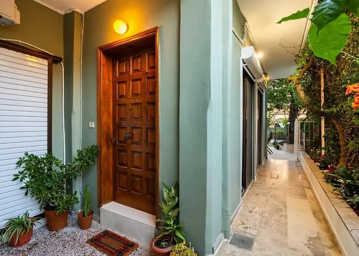 Escape To Kalamata's Old Your Urban Oasis Lägenhet