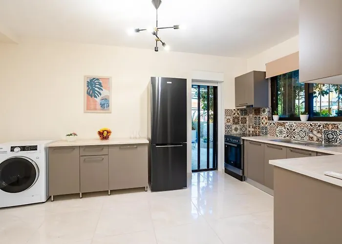 Escape To Kalamata's Old Your Urban Oasis Lägenhet