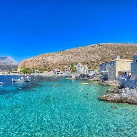 Escape To Kalamata's Old Your Urban Oasis カラマタ