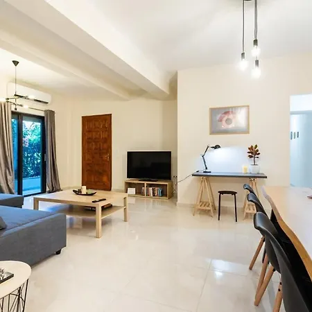 Escape To Kalamata's Old Your Urban Oasis شقة