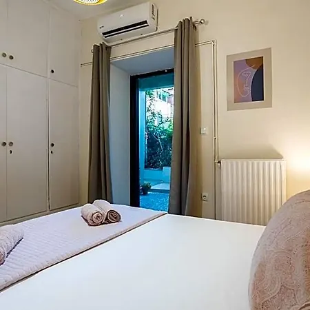 Escape To Kalamata's Old Your Urban Oasis Apartment *