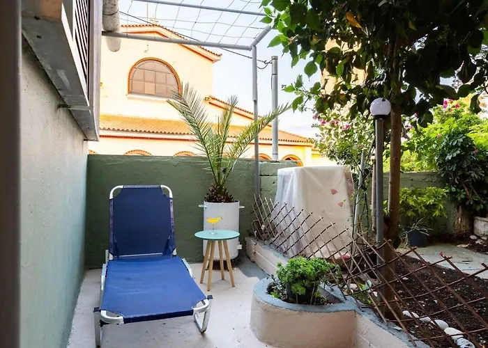 Escape To Kalamata's Old Your Urban Oasis カラマタ