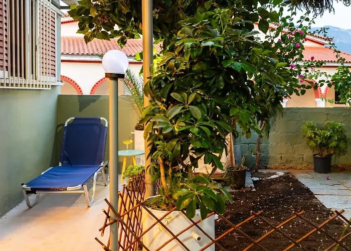 Escape To Kalamata's Old Your Urban Oasis アパート